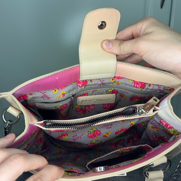 Betsey Johnson Purse Heart Debossed Multi-Compartment Crossbody Sand Beige Purse - Picture 8 of 11